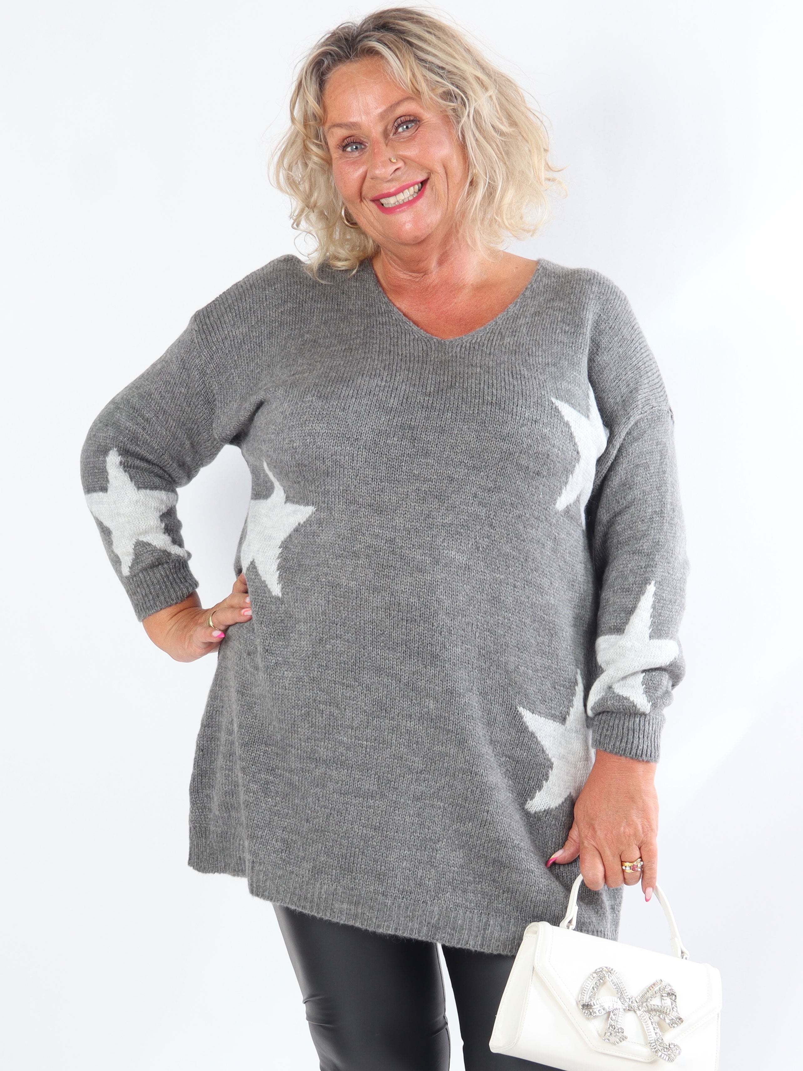 Zaria - Plus size strikkjole med stjerner og v-udskæring